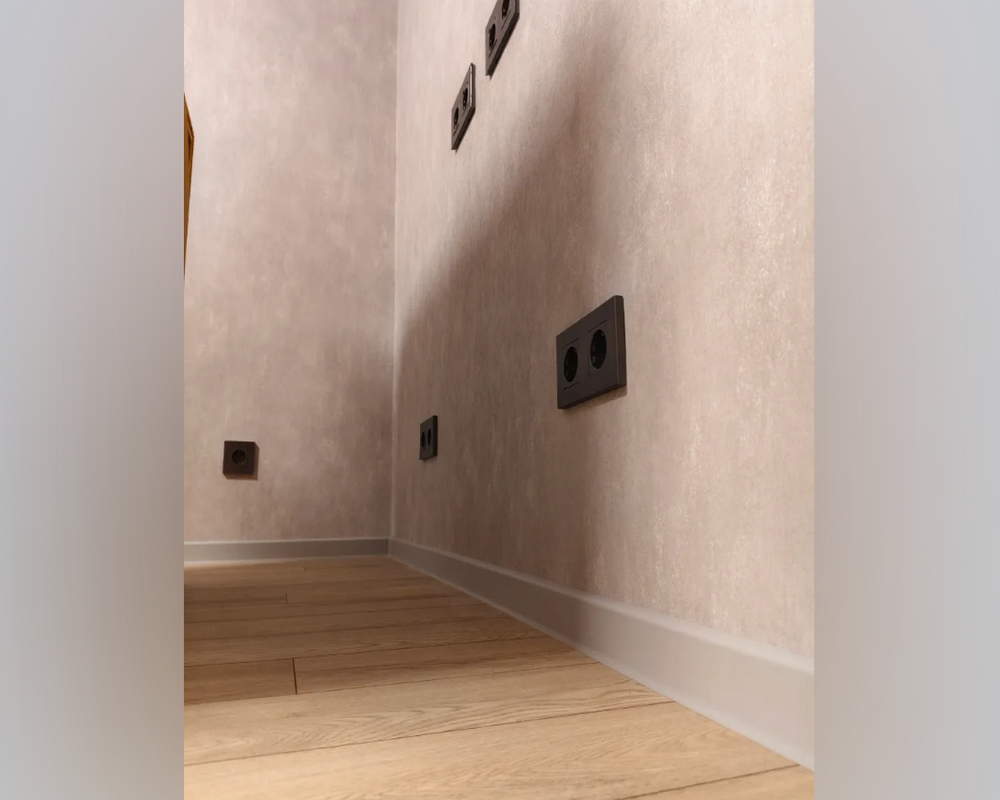 Плинтус ПВХ со съемной панелью Идеал Деконика 70 мм 186 Алюминий