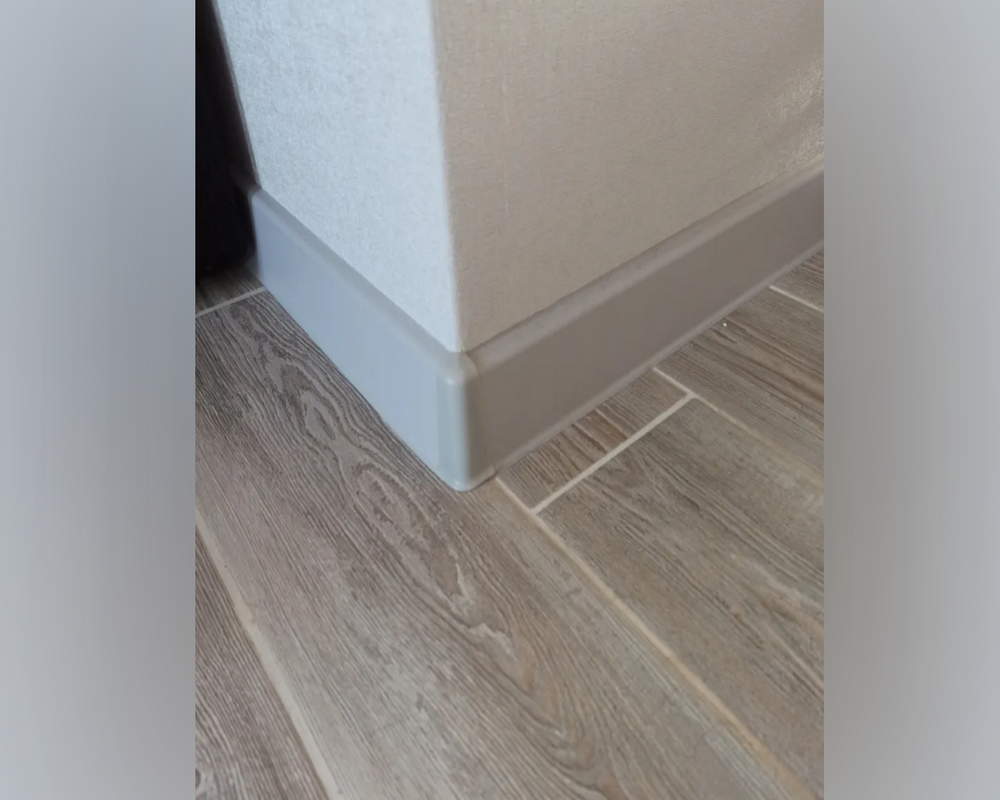 Плинтус ПВХ со съемной панелью Идеал Деконика 70 мм 186 Алюминий