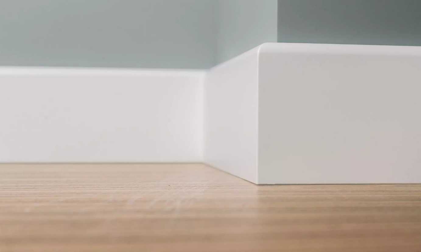 Плинтус кедр Стоунвуд. 80B 80мм 2,35м Белый