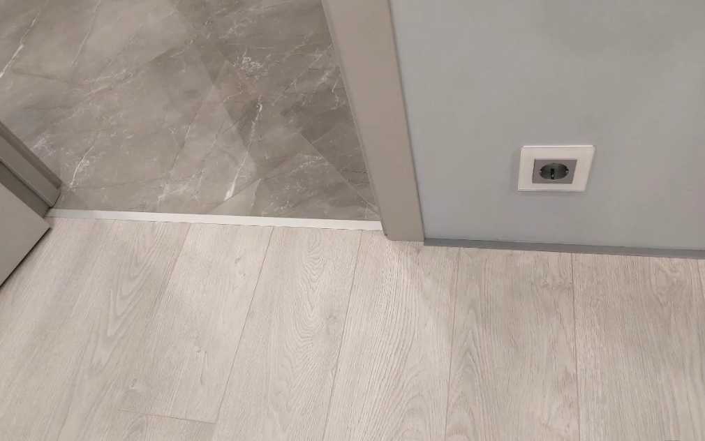 Микроплинтус AL16X5-001 16х6х2000мм Без покрытия