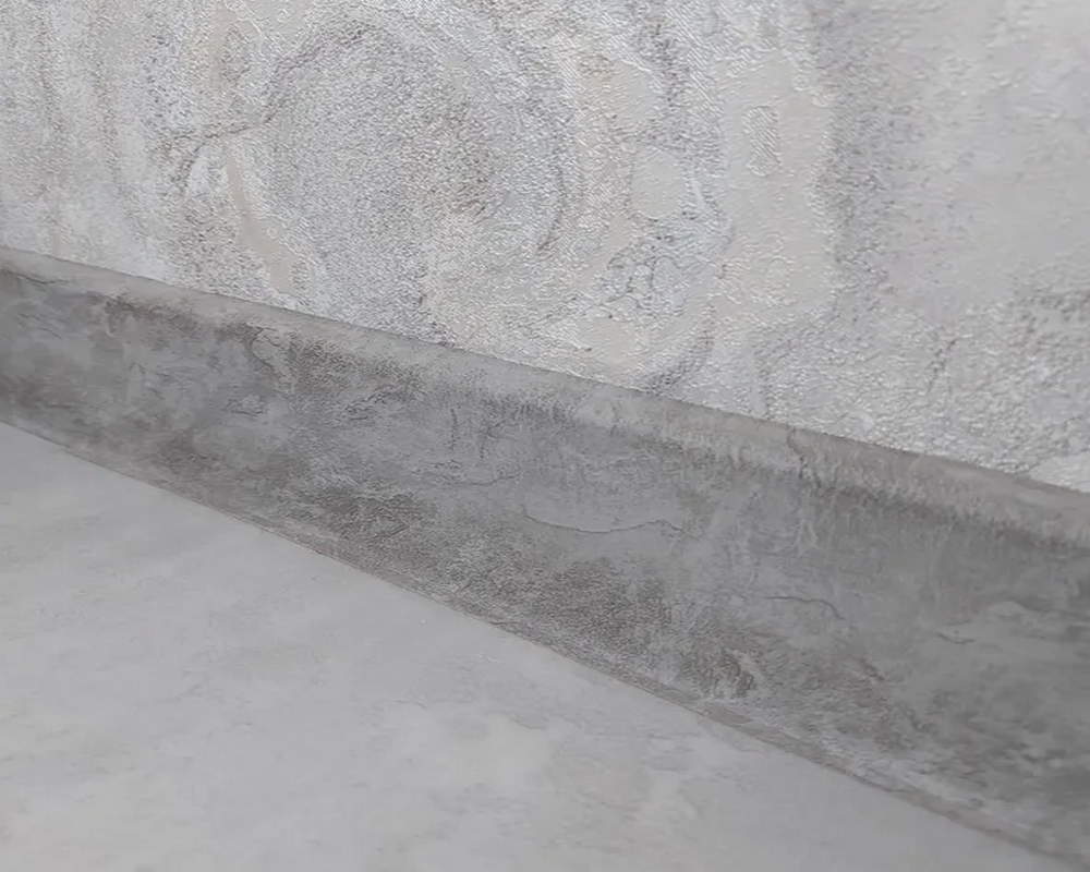 Плинтус ПВХ со съемной панелью Идеал Деконика 70 мм 186 Алюминий