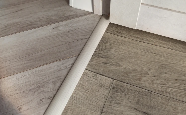 Порог разноуровневый ПР 06.1800.106 Ясень белый