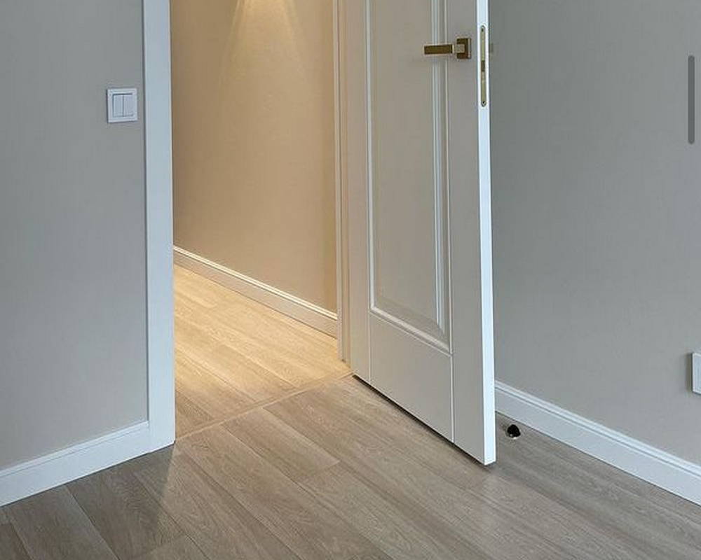 Плинтус из полистирола высокой плотности NMC Wallstyl FO2 Белый